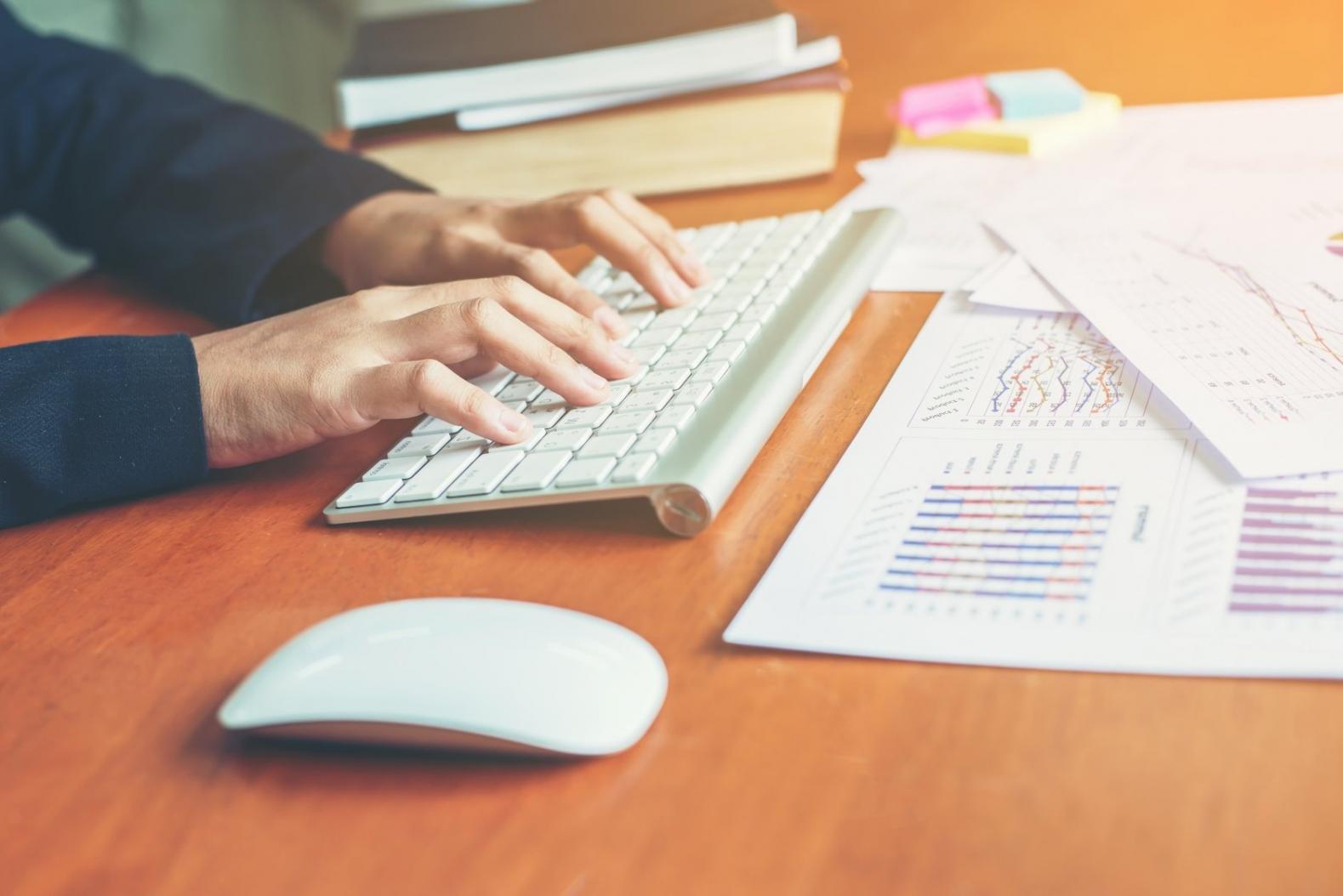 Teilnehmer arbeiten mit digitalen Werkzeugen