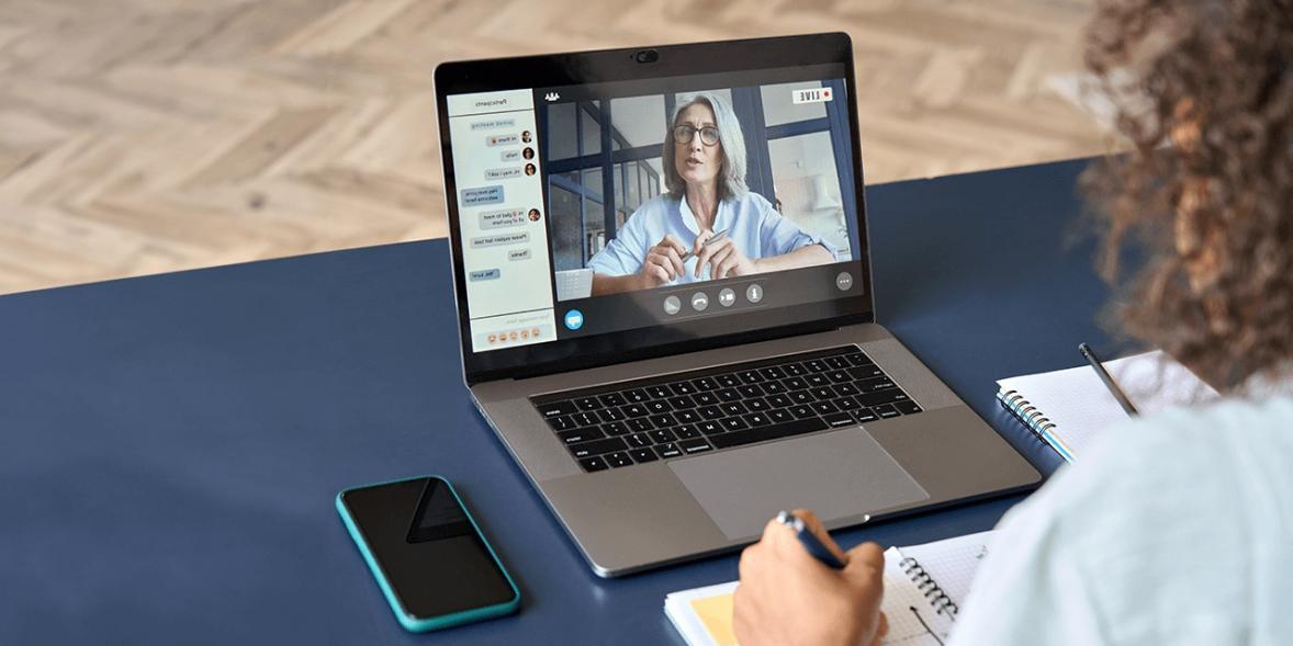 Workshop-Materialien und Notizen auf einem Arbeitstisch