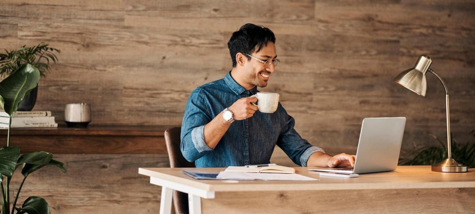 Gruppe diskutiert Geschäftskonzepte am Tisch